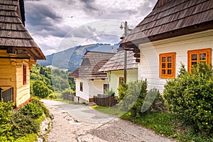 Ulice se starobylými domy v obci Vlkolínec.
