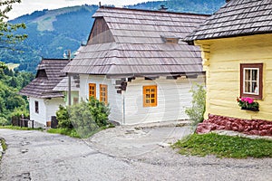Ulice se starobylými domy v obci Vlkolínec.