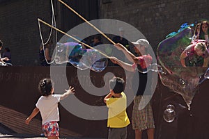 Street artist entertain children