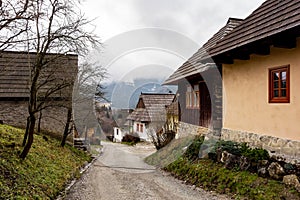 Ulica medzi domami v tradičnom ľudovom historickom skanzene Vlkolínec neďaleko mesta Ružomberok na Slovensku