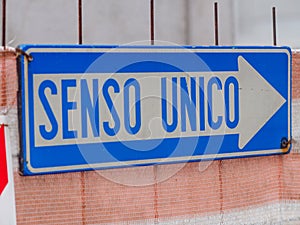 street italian arrow sign meaning one way in the street