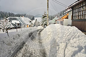 Ulica v horskej obci Bully v zime pri Donovaloch