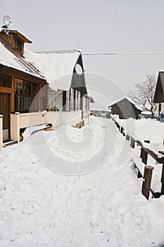 Ulica v horskej obci Bully v zime pri Donovaloch