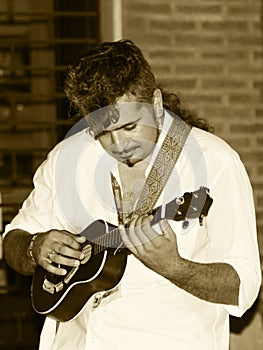 Street performer plays ukulele