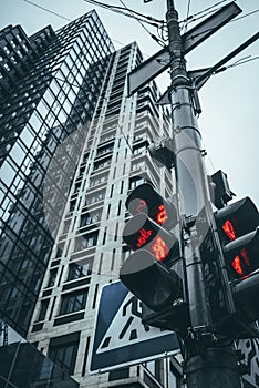 Street photo of a traffic light and the building at the background