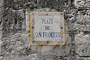 Calles sobre el gris piedra muro en 