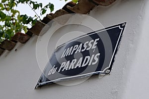 Street sign indicating impasse du paradis in French