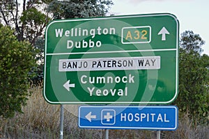 A street sign at Molong pointing to the Banjo Paterson Way