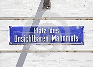 Street sign Platz des unbekannten Mahnmals site of the unvisibl