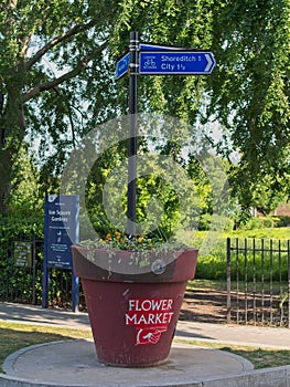 Street sign to Shoreditch and the Flower Market
