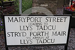 STREET  SIGN IN USK IN ENGLISH AND WELSH