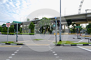 Street in Singapore Clean, orderly There is a clear traffic symbol on the road.