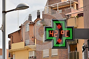 Street thermometer marking 42 degrees