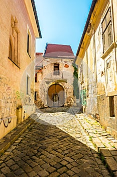 Ulice s tradičními budovami v Bratislavě na Slovensku.