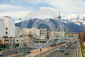 Ulice z Teherán věž a hory 