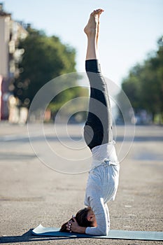 Street yoga: salamba sirsasana pose