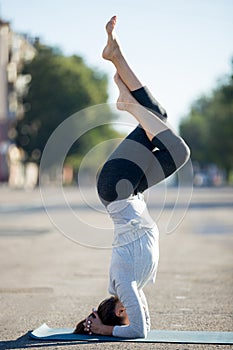 Street yoga: salamba sirshasana with Garudasana legs