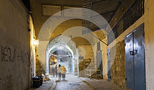 Calles de antiguo la ciudad de por la noche. 