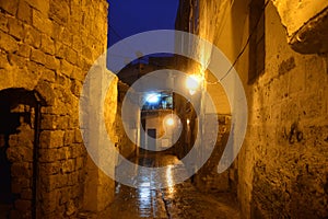 Calles de antiguo la ciudad de por la noche. 