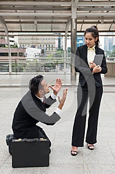 Stress Business man kneel to woman bos