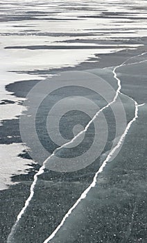 Stress fractures in lake ice