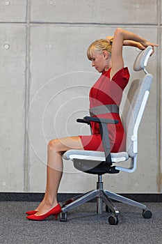 Stres snížení v kancelář žena cvičení na židle 