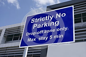 Strictly no parking airport sign drop off zone only