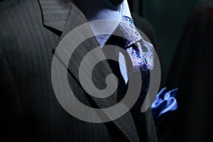 A strisce giacca blu camicie cravatta un fazzoletto 