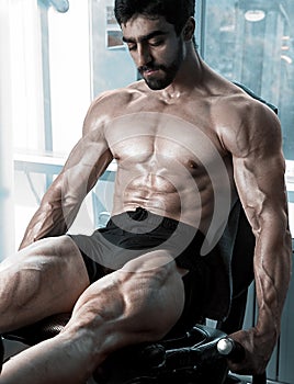 Strong bodybuilder training quads