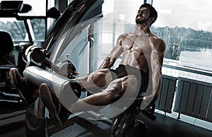 Strong bodybuilder training quads