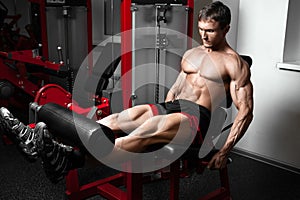 Strong bodybuilder training quads