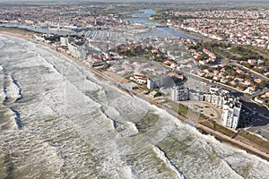 The strong swell of Saint-Gilles-Croix-de-Vie seen from the sky