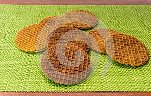 Stroop wafels watered on a green tablecloth