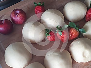 Strowbery  and knedle with fruit