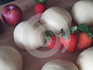 Strowbery  and knedle with fruit