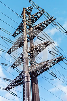 Structure of the high-voltage electrical metal supports