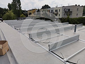 The structure on the roof for installing solar panels was built using a non-invasive method