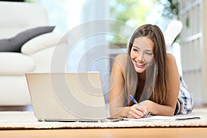 Student learning online at home