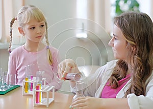student shows experiment for the girl