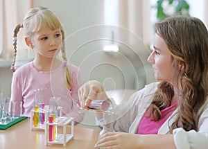 student shows experiment for the little girl