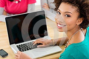Alumno en negocios sobre el computadora portátil 