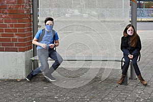 Students at the bus stop in times of the Corona pandemic