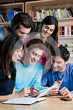 Estudiantes en Universidad biblioteca 