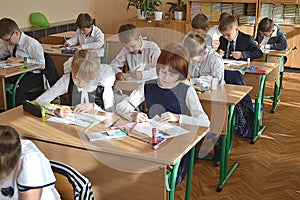 Students draw in class in class