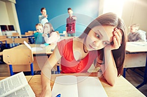 Students gossiping behind classmate back at school