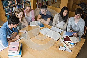 Estudiantes el estudio computadora portátil en biblioteca 