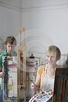 Študenti maľovanie na stojany v umenie trieda 