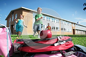 Estudiantes correr sobre el bolsa 