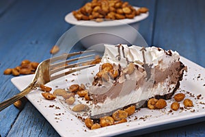 Ice cream pie with peanuts.