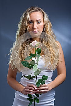 Estudio retrato hermoso mujer joven 